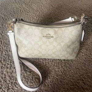 Coach shoulder bag in signature !!